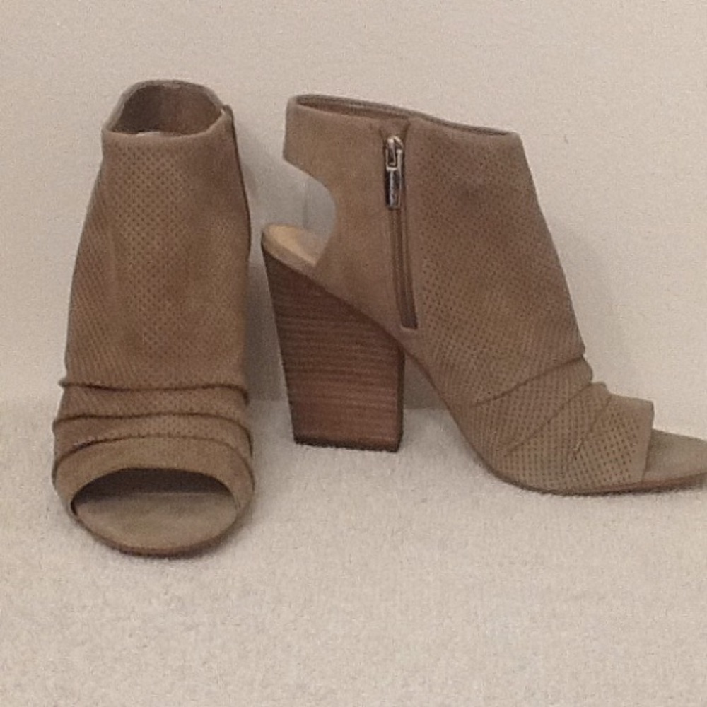 Vince Camuto "Kentvi" peep toe sandals